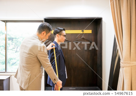 Men measuring the body (made-to-order size) Men measuring the body (made-to-order size) 54967615