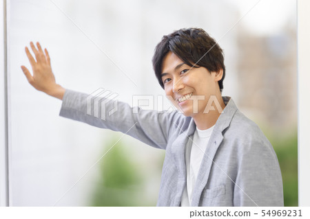 20多歲的男人牽著窗戶 20多歲的男人牽著窗戶 54969231