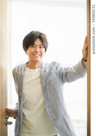 Men in their 20s who meet the door open Men in their 20s who meet the door open 54969232