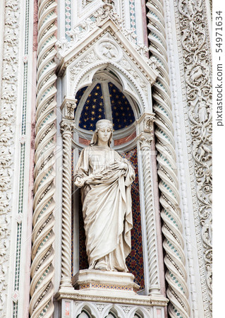 Statue on the facade of the  Florence Cathedral 54971634