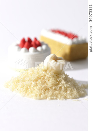 Eat too much sweet things and become caries. 54975551