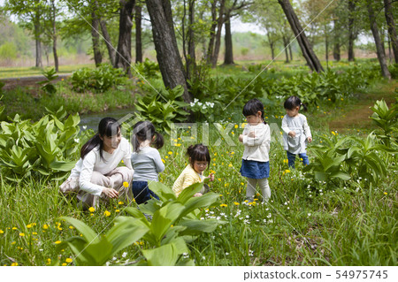 孩子們在自然中玩耍 54975745