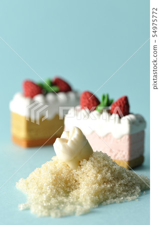 Eat too much sweet things and become caries. 54975772