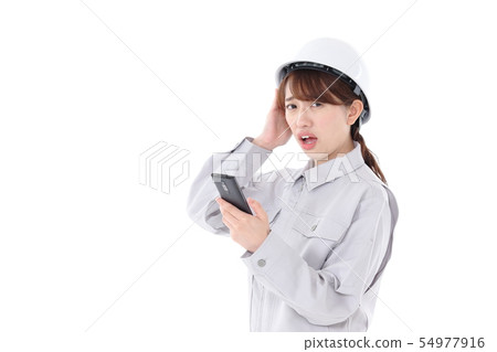 佩帶智能手機和工作服的少婦 佩帶智能手機和工作服的少婦 54977916