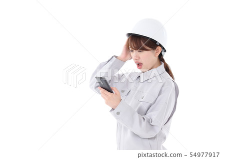 佩帶智能手機和工作服的少婦 54977917