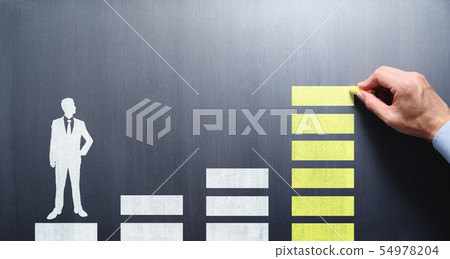 企業教練的形象。提高你的技能和職業。畫在黑板的教練手一步。 企業教練的形象。提高你的技能和職業。畫在黑板的教練手一步。 54978204