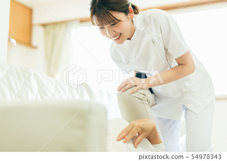 Physiotherapist PT senior woman 54978343
