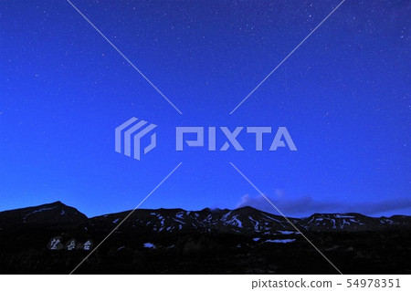 Night sky before dawn of Tokachidake Mochidakedai Night sky before dawn of Tokachidake Mochidakedai 54978351