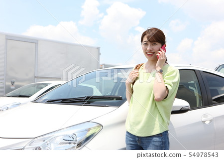有汽車的少婦 有汽車的少婦 54978543