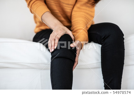 woman have a kneecap pain 54978574