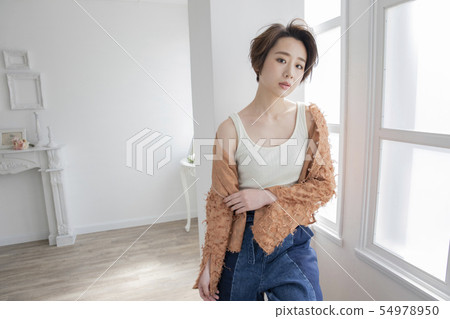 直發短髮女人 54978950