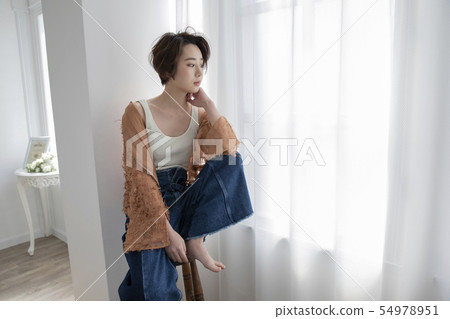 直發短髮女人 54978951