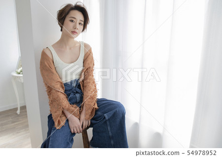 直發短髮女人 54978952