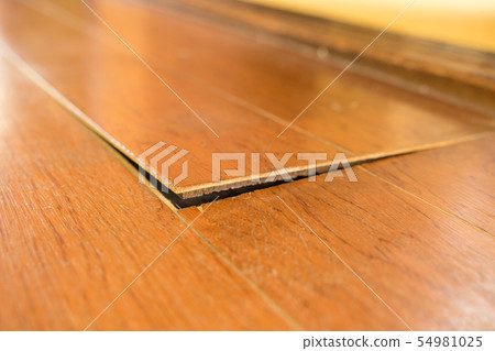 Peeling of floorboard 54981025