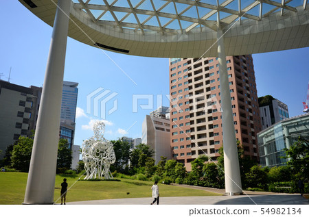 The green of the lawn is kind to the front garden of Toranomon Hills 54982134