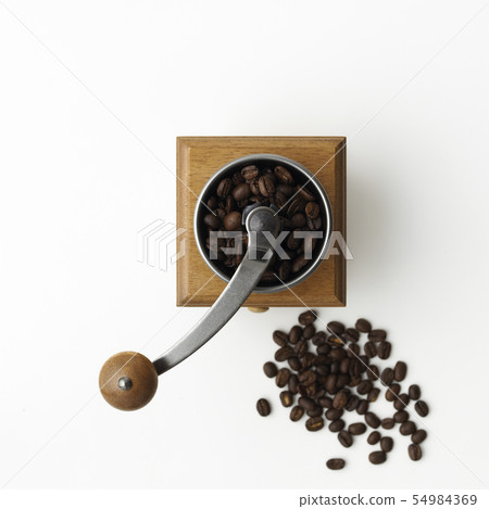 從上面直接看到的咖啡磨和豆子 從上面直接看到的咖啡磨和豆子 54984369