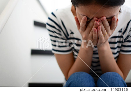 Woman crying Woman crying 54985116