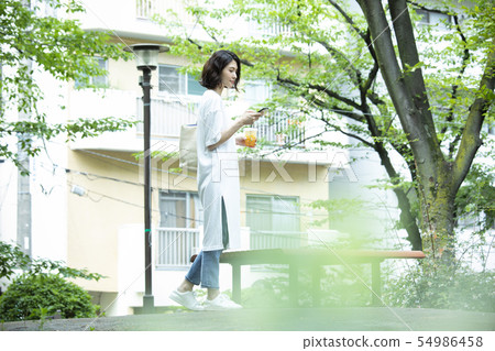 一個年輕的女人走 54986458