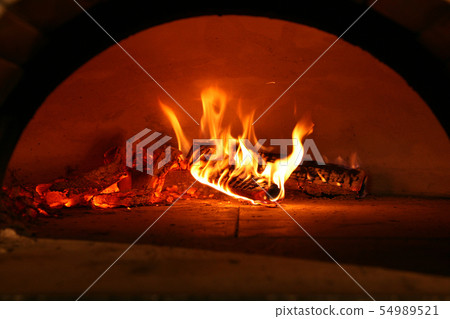 Mela和在被烘烤的土豆的灼燒的火焰 54989521