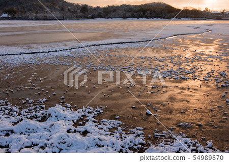 Kyoto shi Ukyo-ku Hirosawa pond taken early in the morning 54989870