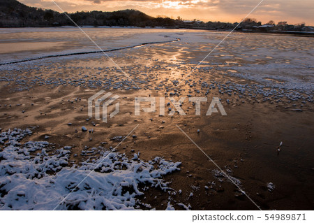 Kyoto shi Ukyo-ku Hirosawa pond taken early in the morning 54989871