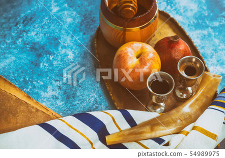 Rosh hashanah Jewish New Year holiday symbols 54989975