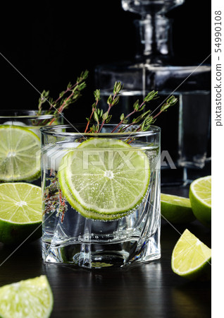Rum and tonic 54990108
