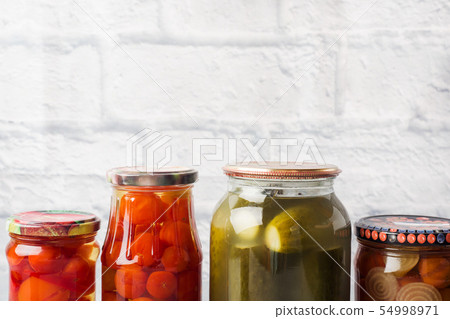 Preservation of vegetables in banks. Fermentation  54998971