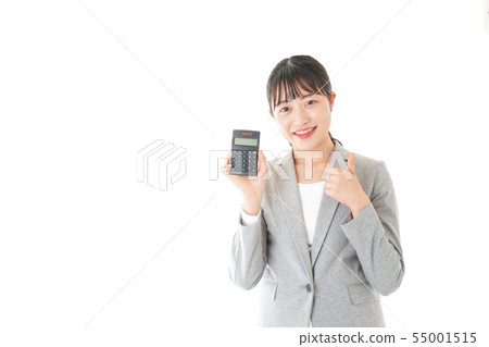 做與計算器的年輕職業婦女演算 做與計算器的年輕職業婦女演算 55001515