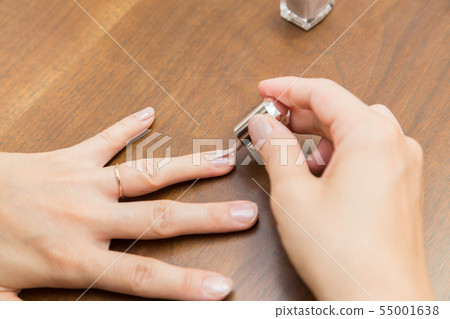Hand to apply a manicure 55001638
