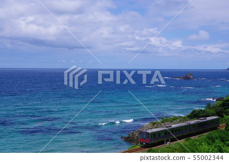 Sanin Main Line and Sea of Japan as seen from the roadside station Yuhi Park Misumi Sanin Main Line and Sea of Japan as seen from the roadside station Yuhi Park Misumi 55002344