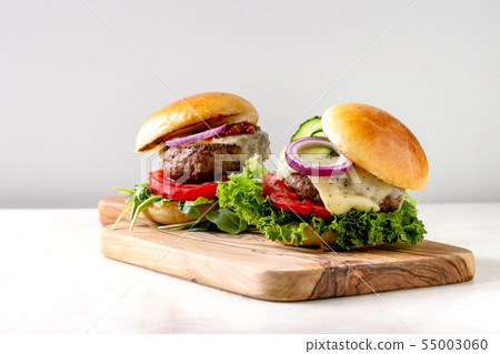 Homemade hamburgers with beef Homemade hamburgers with beef 55003060