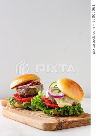 Homemade hamburgers with beef Homemade hamburgers with beef 55003061