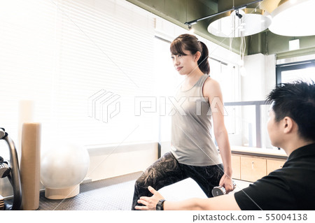 女人在訓練健身房訓練下半身（啞鈴重量） 55004138