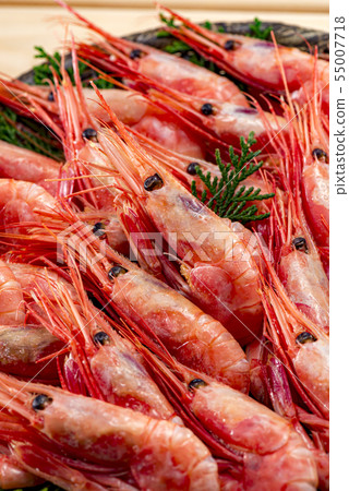 Serve delicious shrimp side by side 55007718