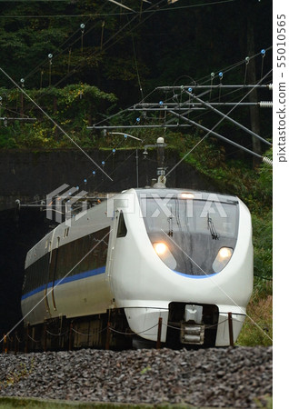 特快雷鳥通過隧道 55010565