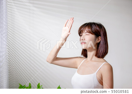 asian woman afraid of suntan 55010581