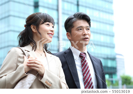 商人男人和女人中間 商人男人和女人中間 55013019