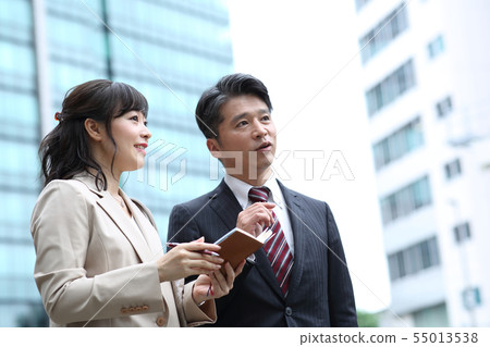 商人男人和女人中間 商人男人和女人中間 55013538