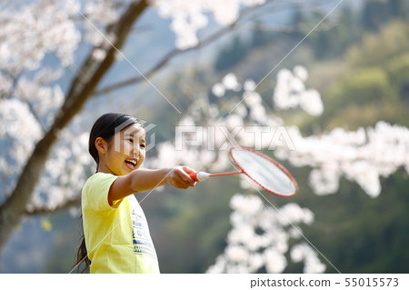 打羽毛球的女孩在佐倉下 打羽毛球的女孩在佐倉下 55015573