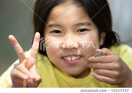 Girl with a frog 55015587