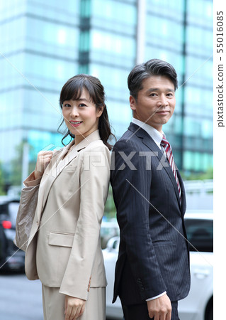 商人男人和女人中間 商人男人和女人中間 55016085