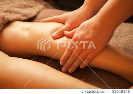 Hand of an esthetician who drains calf's lymph in a beauty salon 55016306