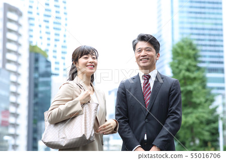 商人男人和女人中間 55016706