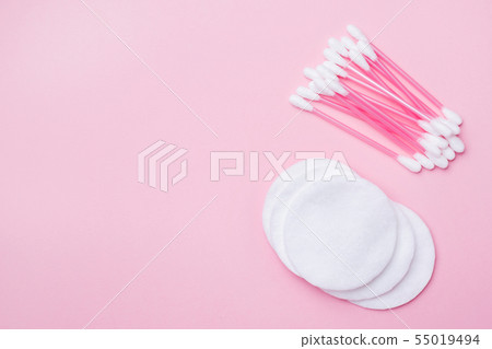 Pink cotton buds and cotton swabs on pink backgrou 55019494