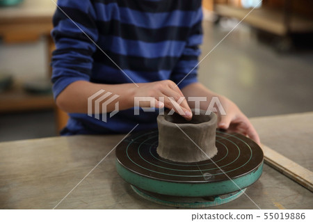 孩子們做陶器 55019886