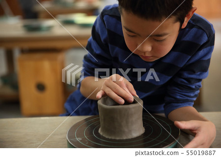 Children doing pottery 55019887