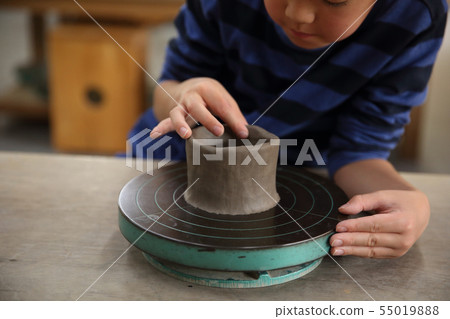Children doing pottery 55019888