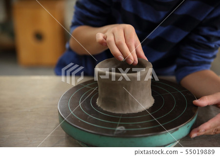 孩子們做陶器 55019889