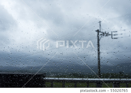雨滴的窗戶玻璃 雨滴的窗戶玻璃 55020765